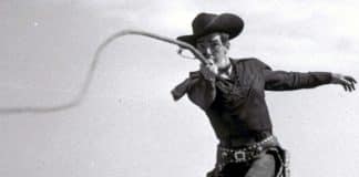 “King of The Bullwhip”, com LASH LARUE